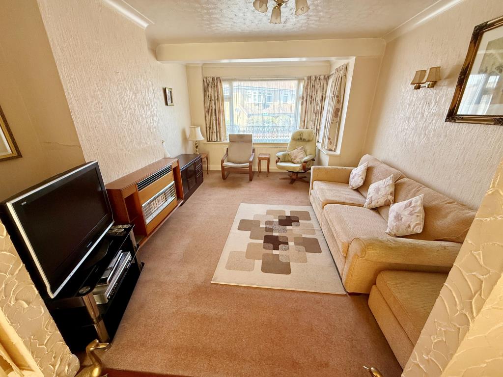 Lot: 47 - THREE-BEDROOM HOUSE FOR IMPROVEMENT - Living room